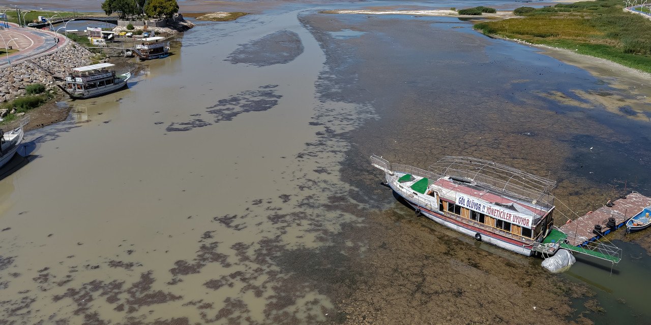 'Beyşehir Gölü vefat etmiştir, Türkiye'nin başı sağ olsun'