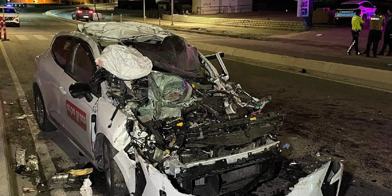 İstanbul'da feci kaza... Otomobil park halindeki TIR'a çarptı: Ölü ve yaralılar var!
