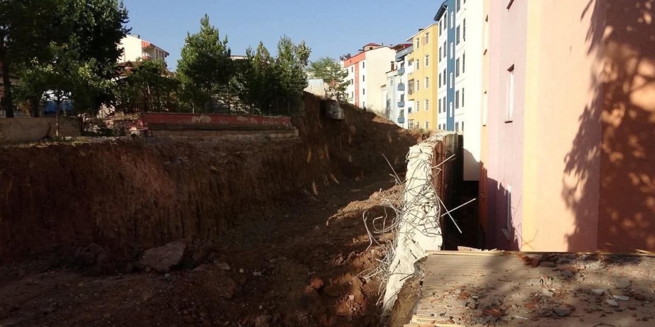 Erzurum'da aynı yerde yeni heyelan: 70 ev boşaltıldı