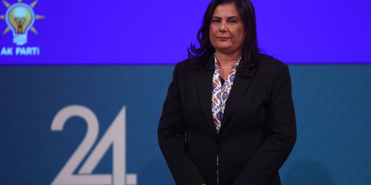 AKP'ye geçen Çerçioğlu'na tepkiler sürüyor... Aydınlılar konsere gitmedi, sahne kaldırıldı