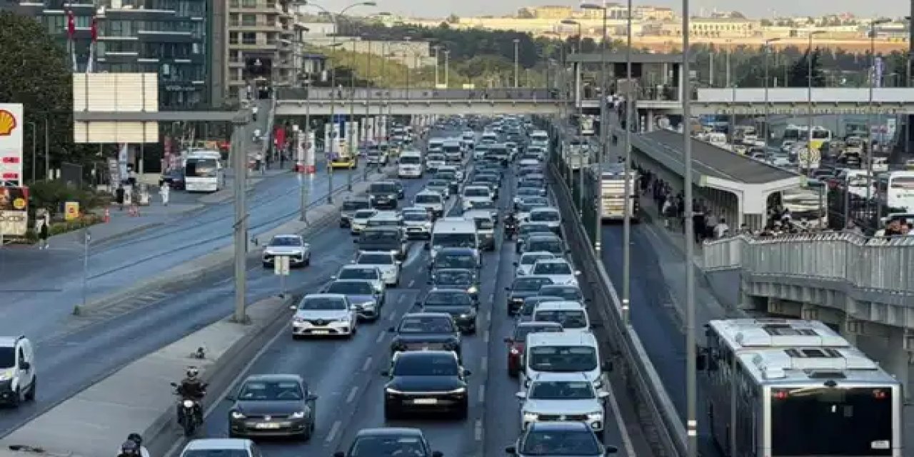 Okullarda uyum haftası başladı: İstanbul'da trafik yoğunluğu oluştu