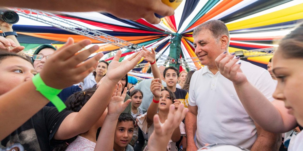 Başkan Tugay 94. İEF’de çocukları misafir etti