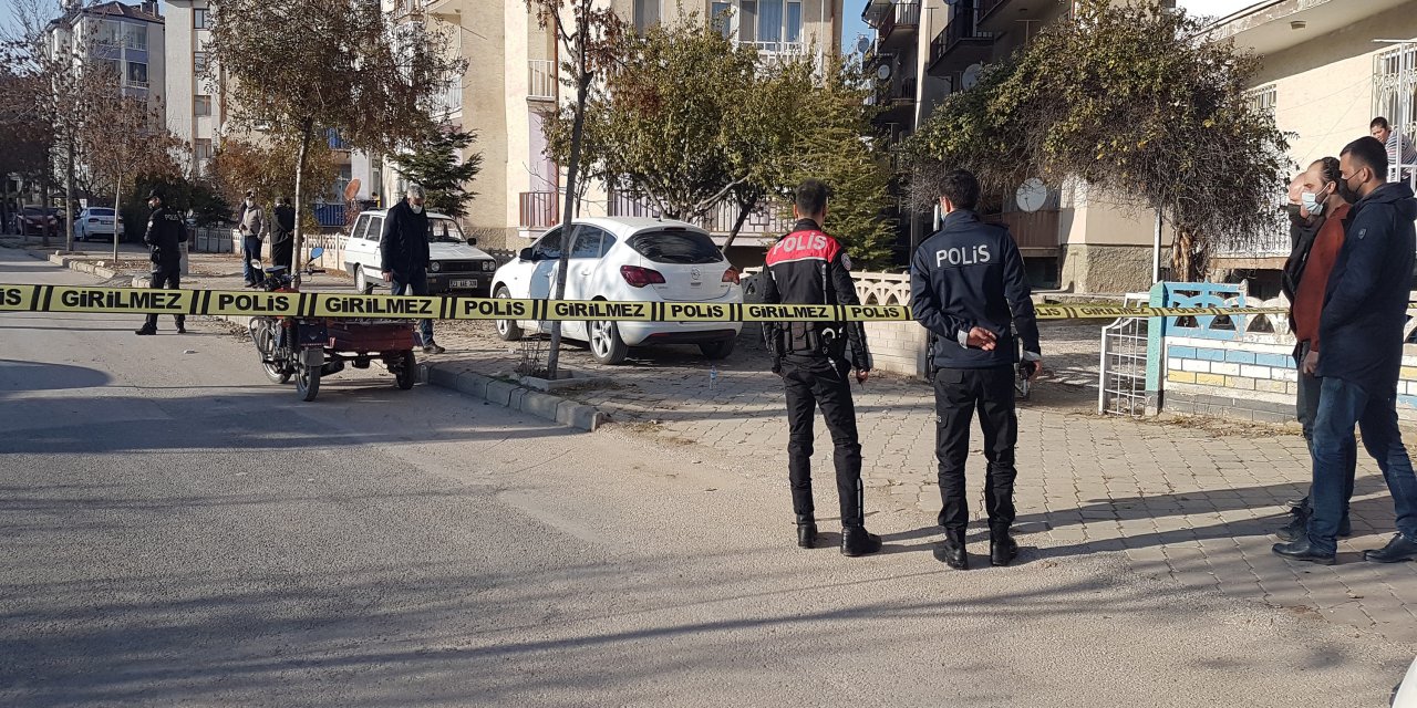 İNANILMAZ OLAY! Sosyal medya üzerinden tartıştığı kadını iş yerine çağırdı
