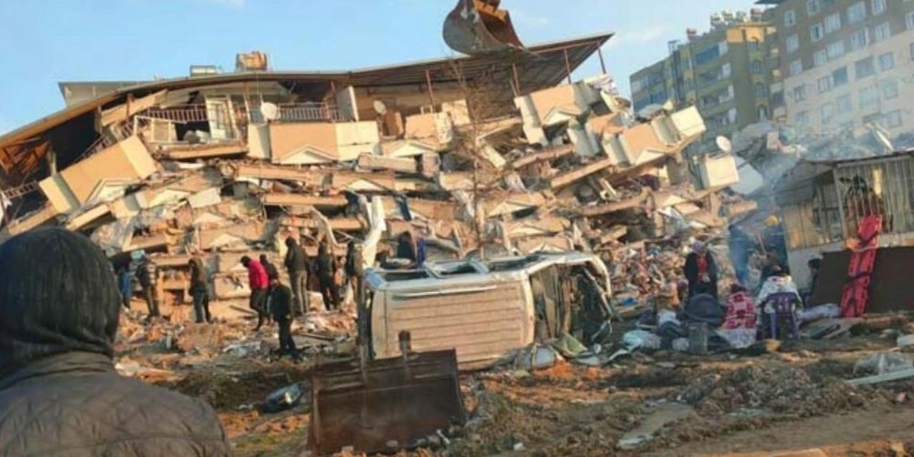 Depremde yıkılan Ebrar Sitesi Reyyan Apartmanı'yla ilgili altı kamu görevlisine dava