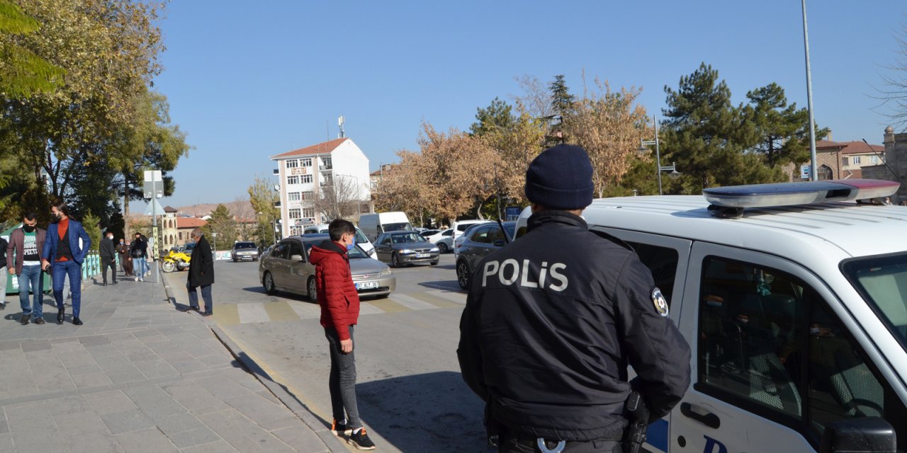 Test sonucu pozitif çıkan genç, sokakta polis çemberine alınıp karantinaya götürüldü