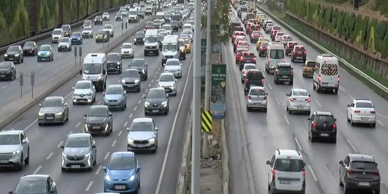 Yeni eğitim öğretim yılı başladı: İstanbul'da trafik kilit!