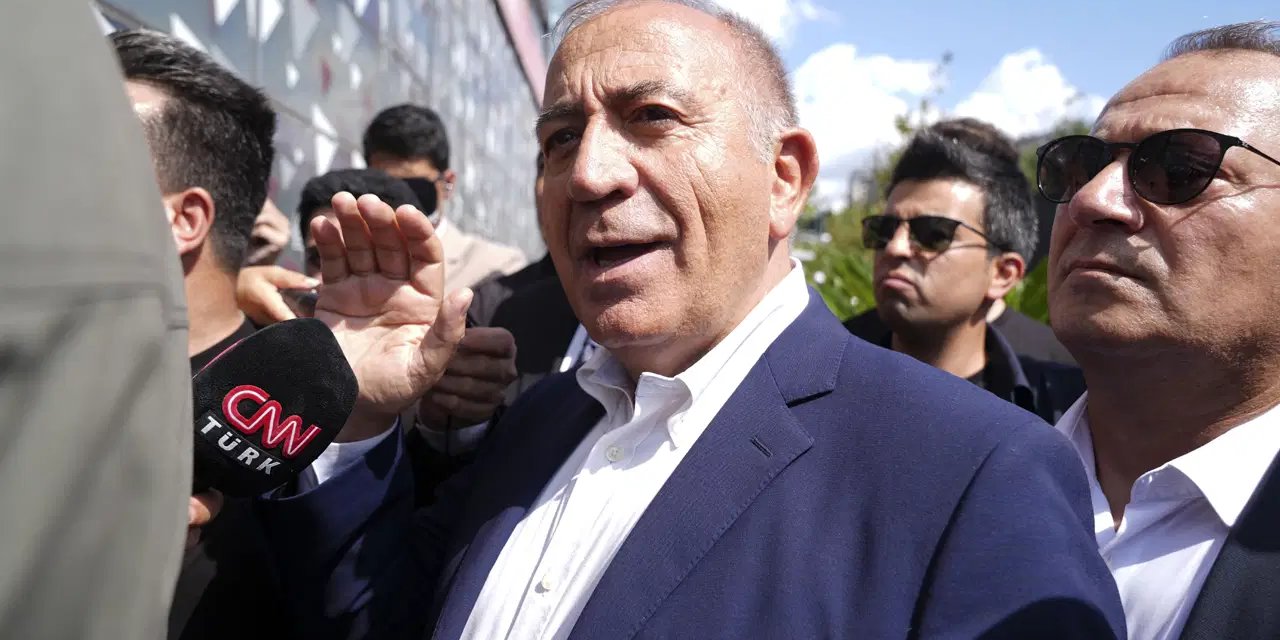'İstesem 30 bin kişiyle gelirdim' diyen kayyum Gürsel Tekin'e, CHP'den yanıt: 'Kuru sıkı tabanca gibi sürekli atmak...'