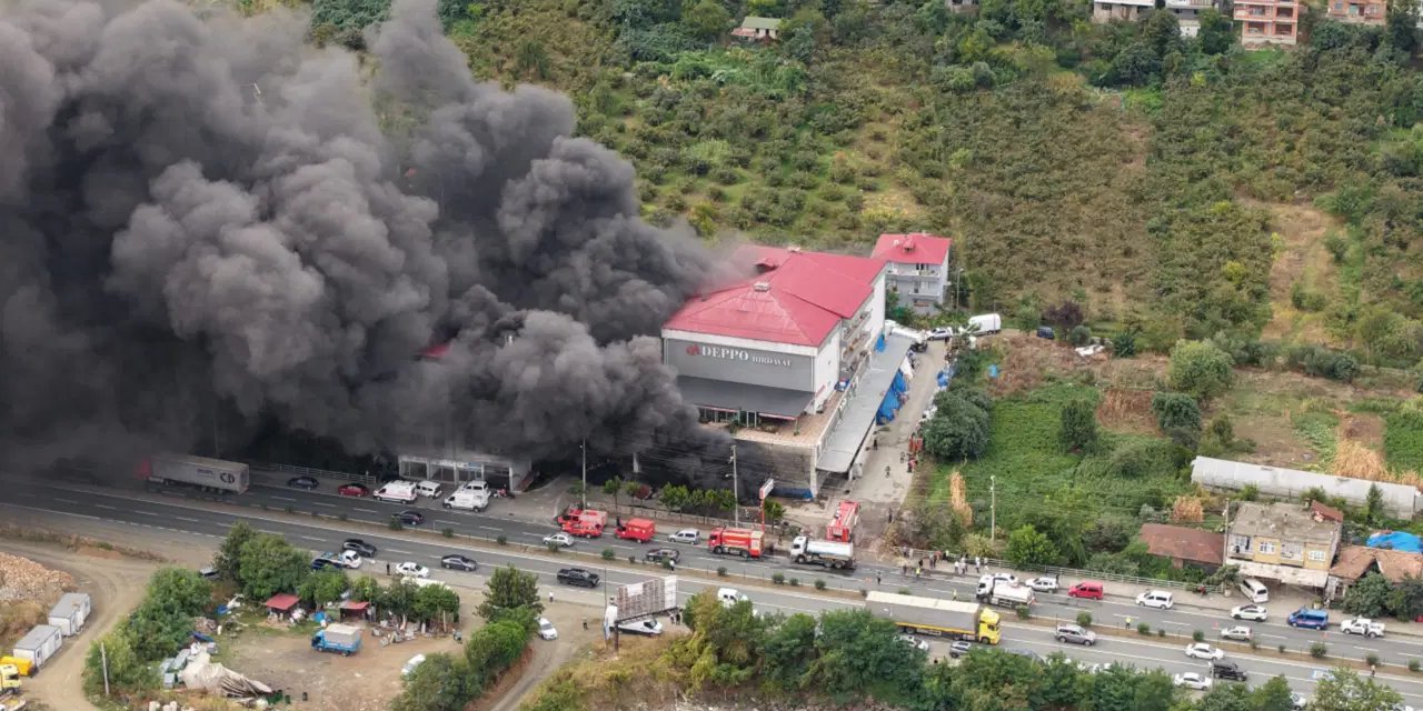 Trabzon'daki AVM'de korkutan yangın: Gökyüzü siyah dumanla kaplandı!