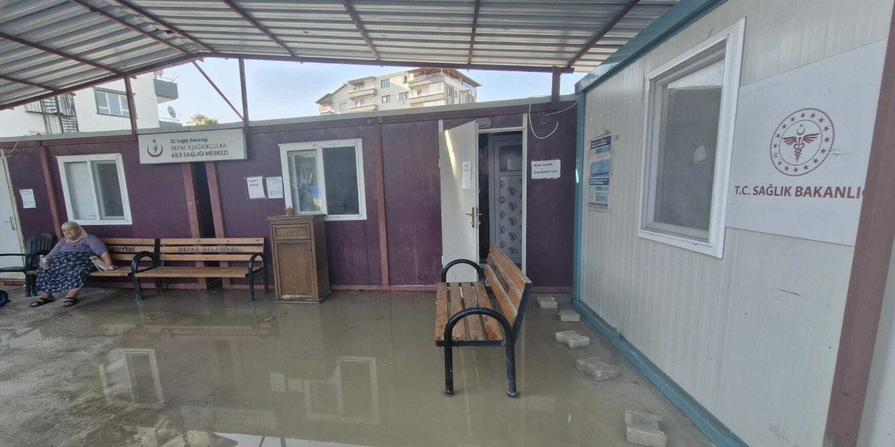 Hatay'da sağlık ocağını su bastı: Sağlıkçı ve hastalardan paspasla temizlik