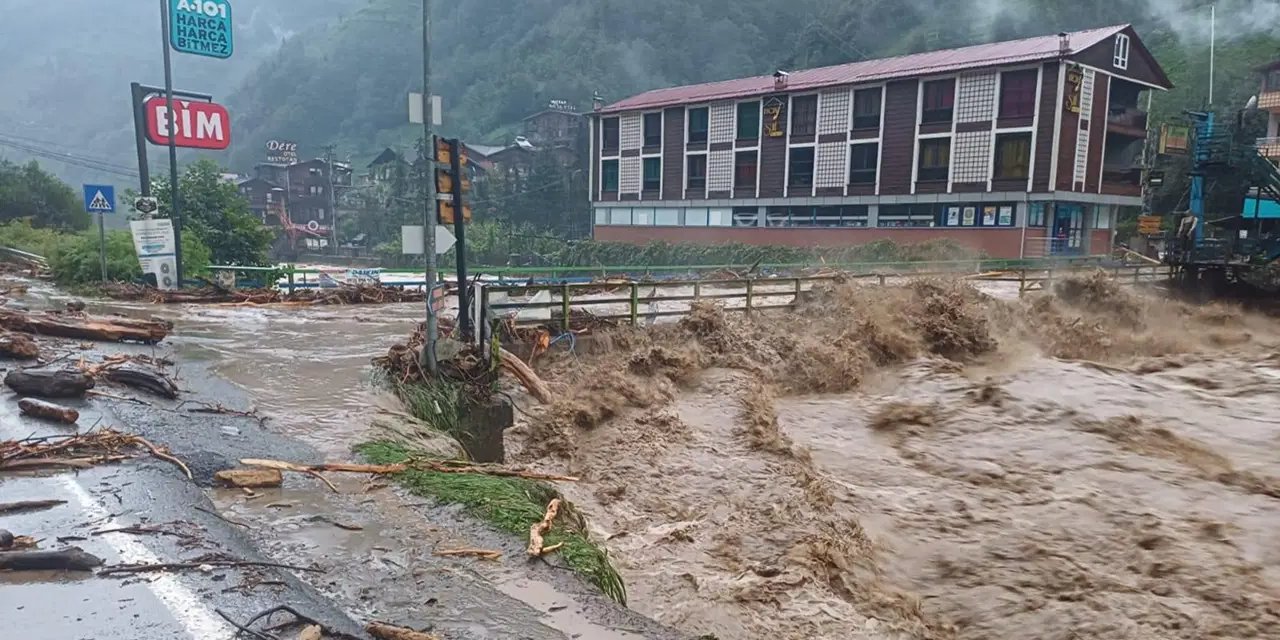 Rize'de sel: Yollar kapandı, yurttaşlar mahsur kaldı