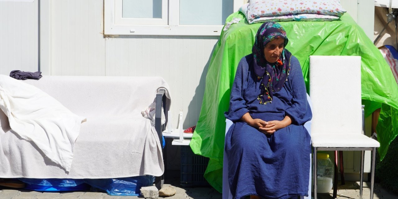 Enkazdan kurtarılan engelli depremzede: "Su yok, tuvalet bozuk, kaderimize terk edildik"