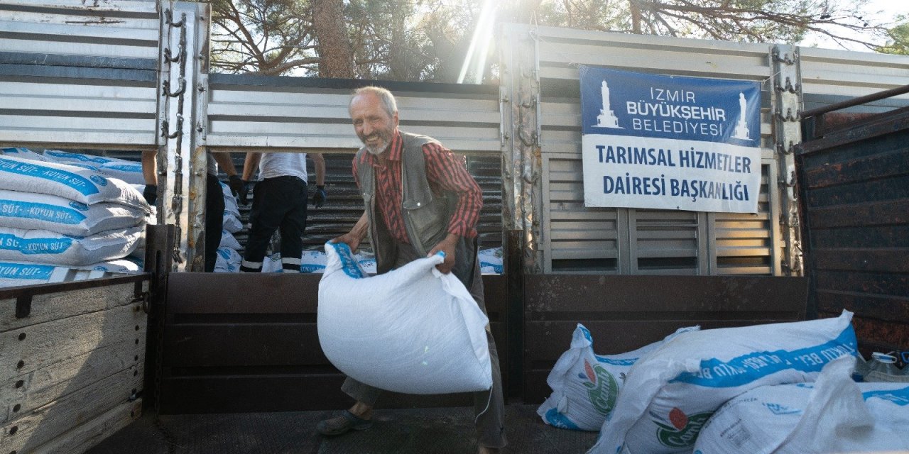İzmir Büyükşehir’den yanan köylere 40 tonluk yem desteği