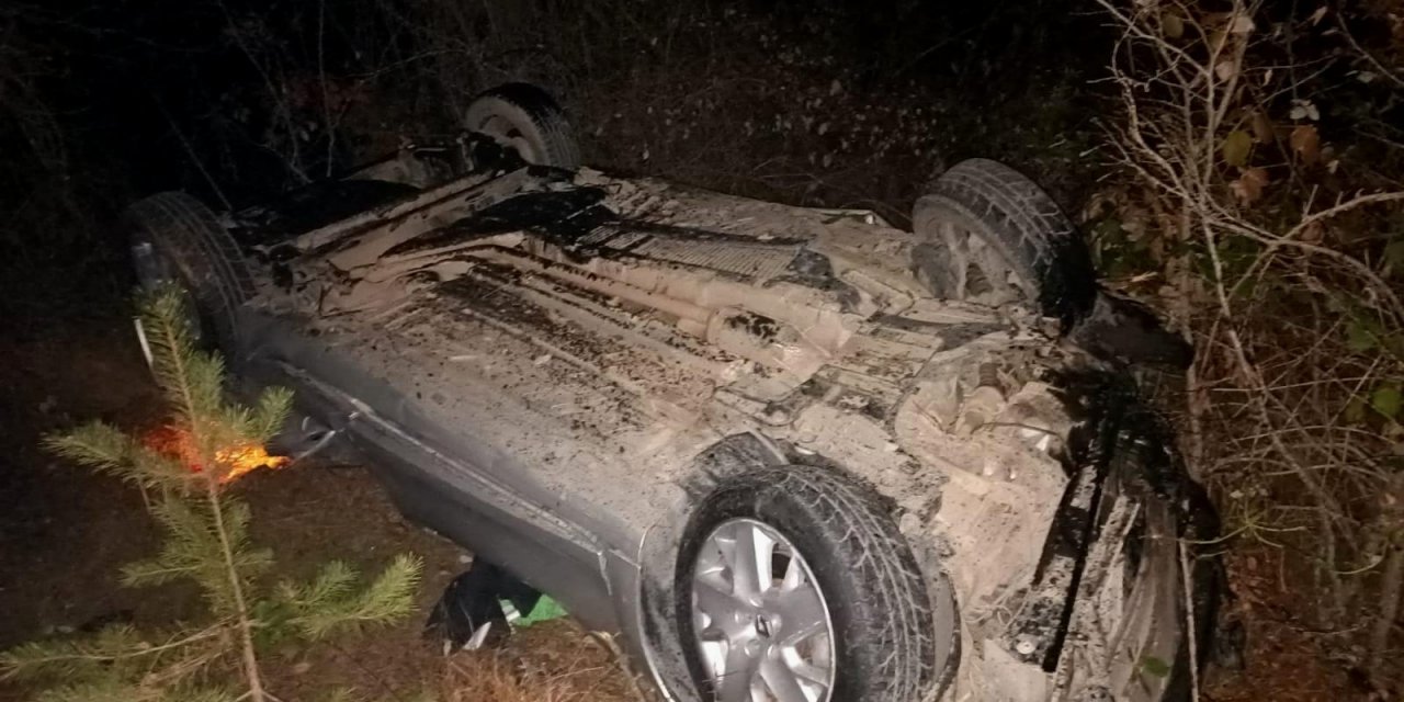 Ağaçlara çarpan otomobil takla attı: 1 ölü, 1 yaralı 