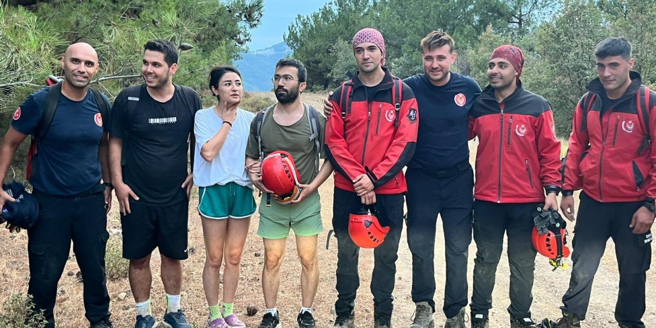 İzmir İtfaiyesi kayalıklarda mahsur kalan üç genci kurtardı