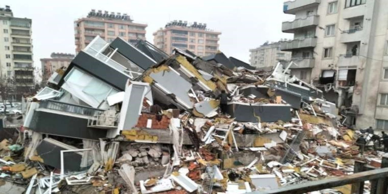 Depremde yıkılan Ezgi Apartmanı davasında yeni bilirkişi raporu alınacak