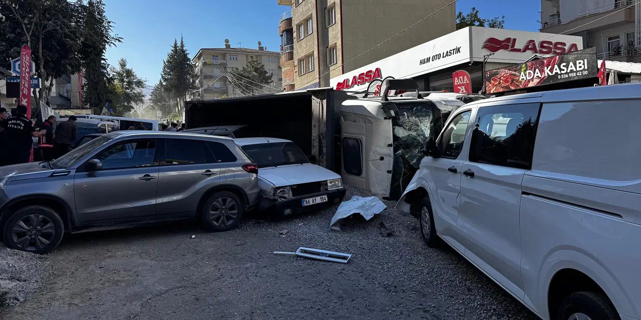 Ortalık savaş alanına döndü! Hafriyat kamyonu 15 araca çarptı