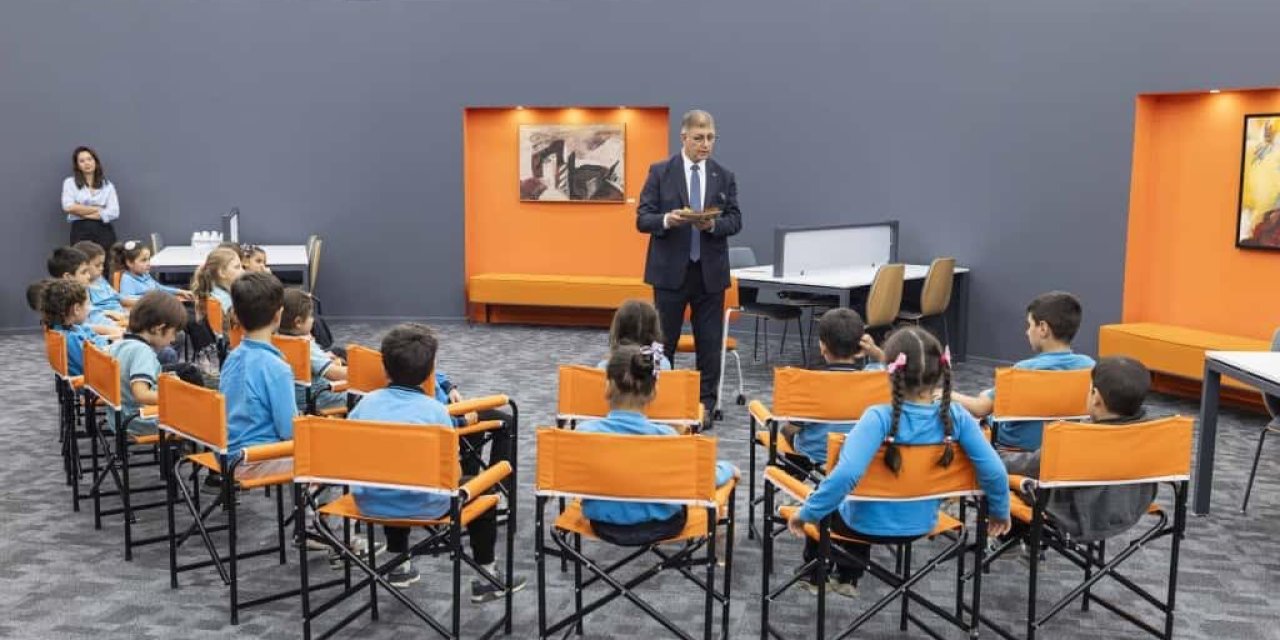 Başkan Tugay kütüphanede çocuklara hikaye okudu