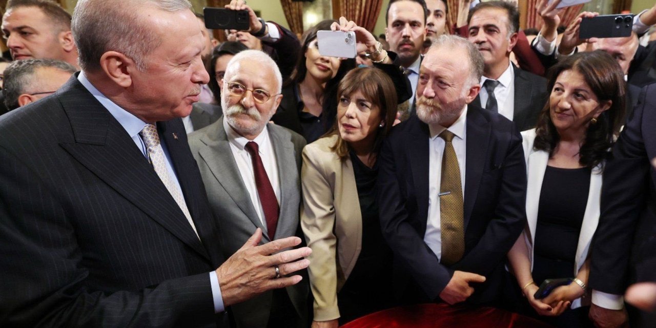 Hatimoğulları'ndan fotoğraf açıklaması: O fotoğraf esnasında insanlar ayakta durmaya çalışıyor