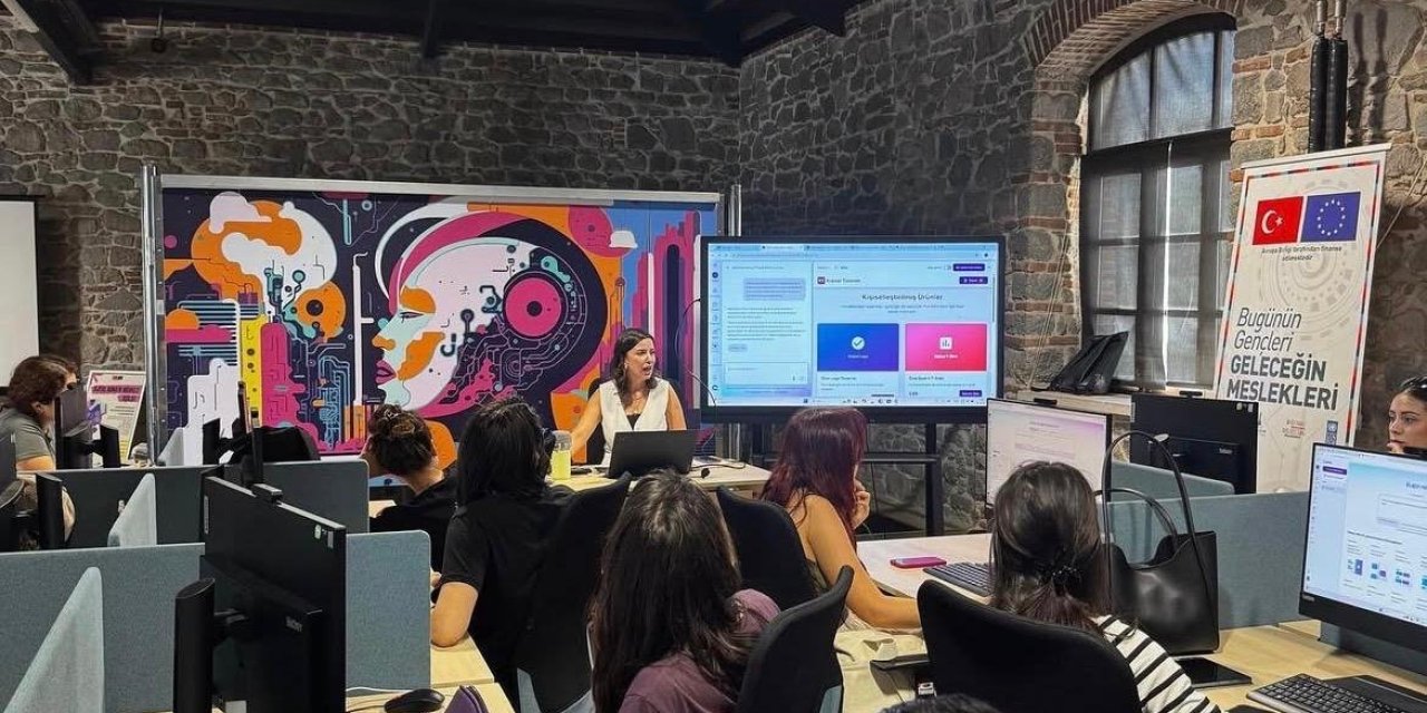 İzmir Büyükşehir’den gençlere “Canva” eğitimi
