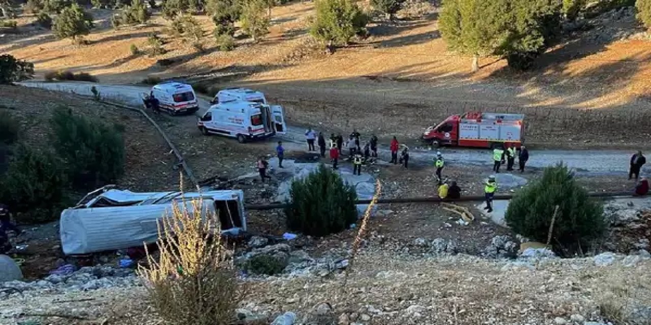 İşçi servisi şarampole devrildi: Çok sayıda ölü ve yaralı var!