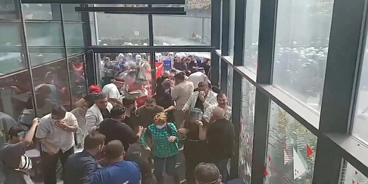 Emniyet'e göre, barışçıl gösteride yüze biber gazı sıkılması "kanuna uygun"