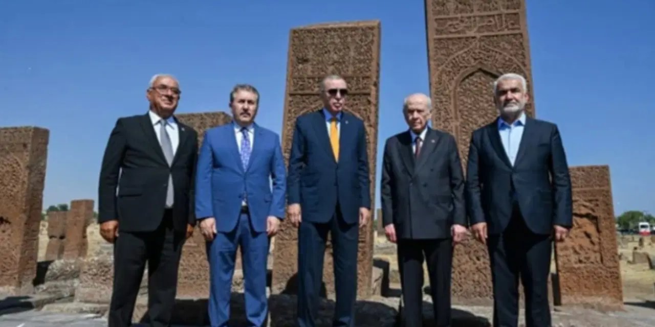 Cumhur’un küçük ortağından ‘Öcalan’ sloganlarına sert tepki: ‘Kafalarını ezip geçeceksin hepsi bu kadar…’