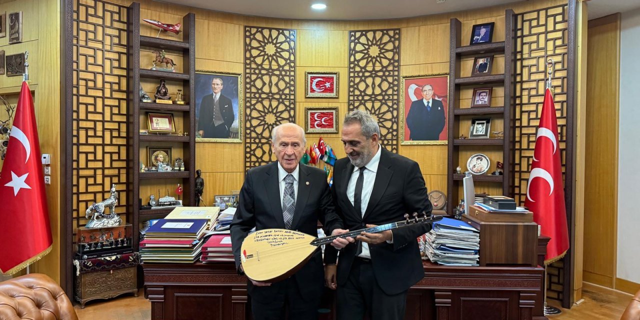 Yavuz Bingöl, Devlet Bahçeli’ye bağlamasını hediye etti