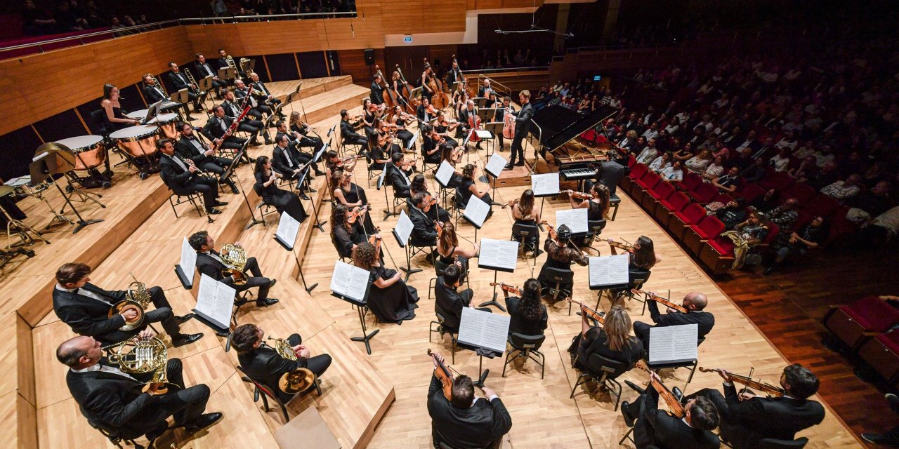 İzmir Oda Orkestrası yeni sezona kapalı gişe başladı