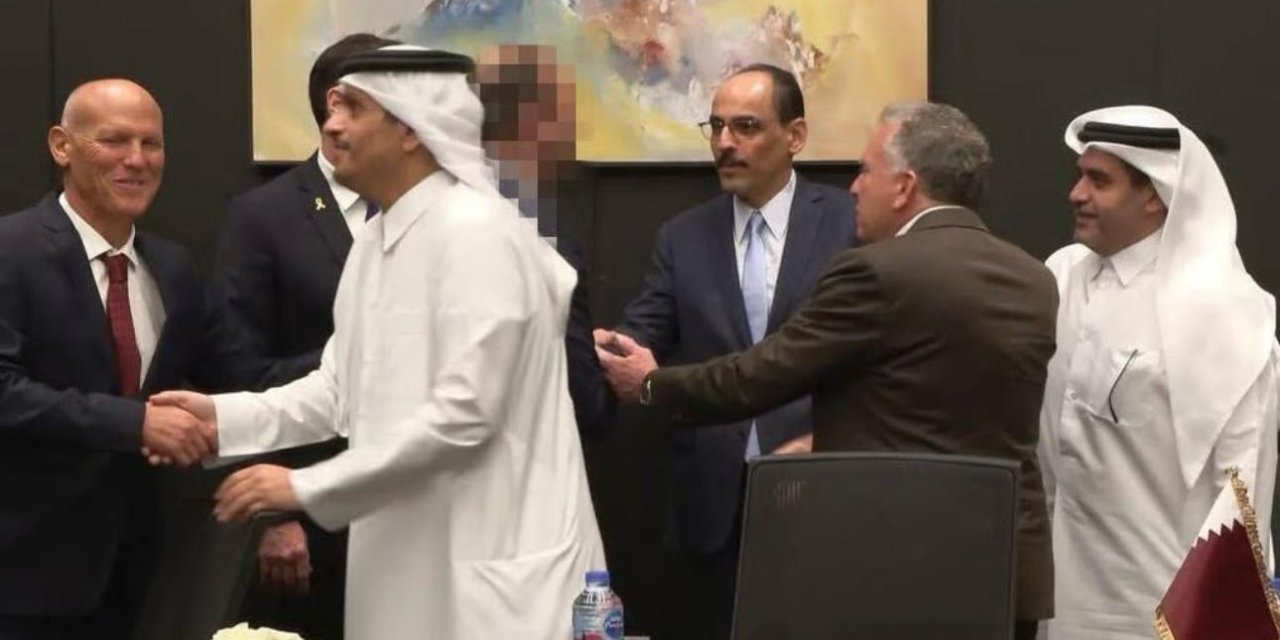 Ertuğrul Özkök: Dün atladığımız bir fotoğraf karesinin sol kenarındaki ayrıntı