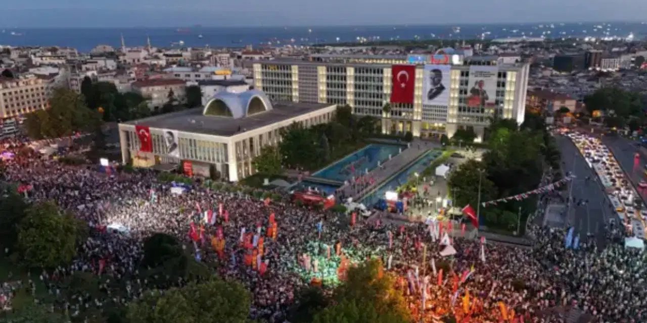 Gazetecilerin yargılandığı İmamoğlu davası 2026’ya ertelendi: 30 kişi hâkim karşısına çıktı