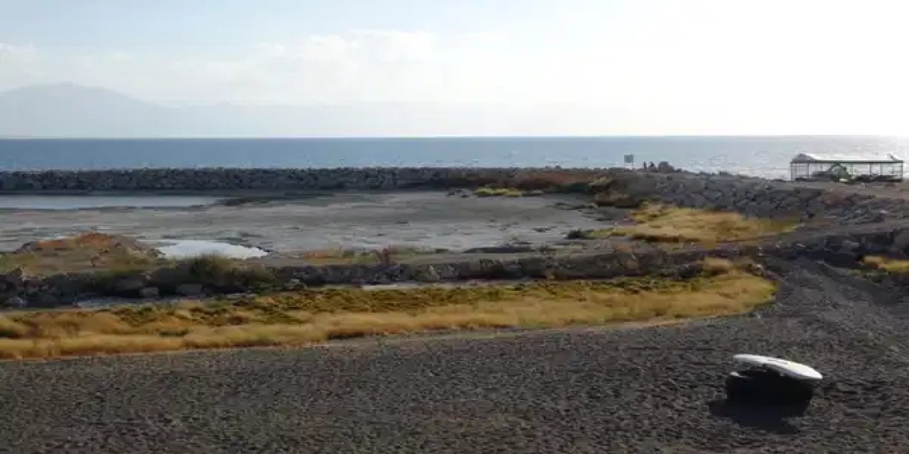 Van Gölü alarm veriyor: Kuraklık gölün şeklini değiştirdi!