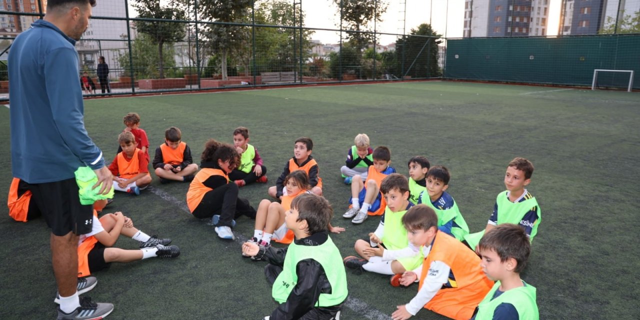 Ataşehir’de Sporun Yeni Adresi Hizmete Açıldı: Ücretsiz Futbol Okulu Eğitimleri Başladı