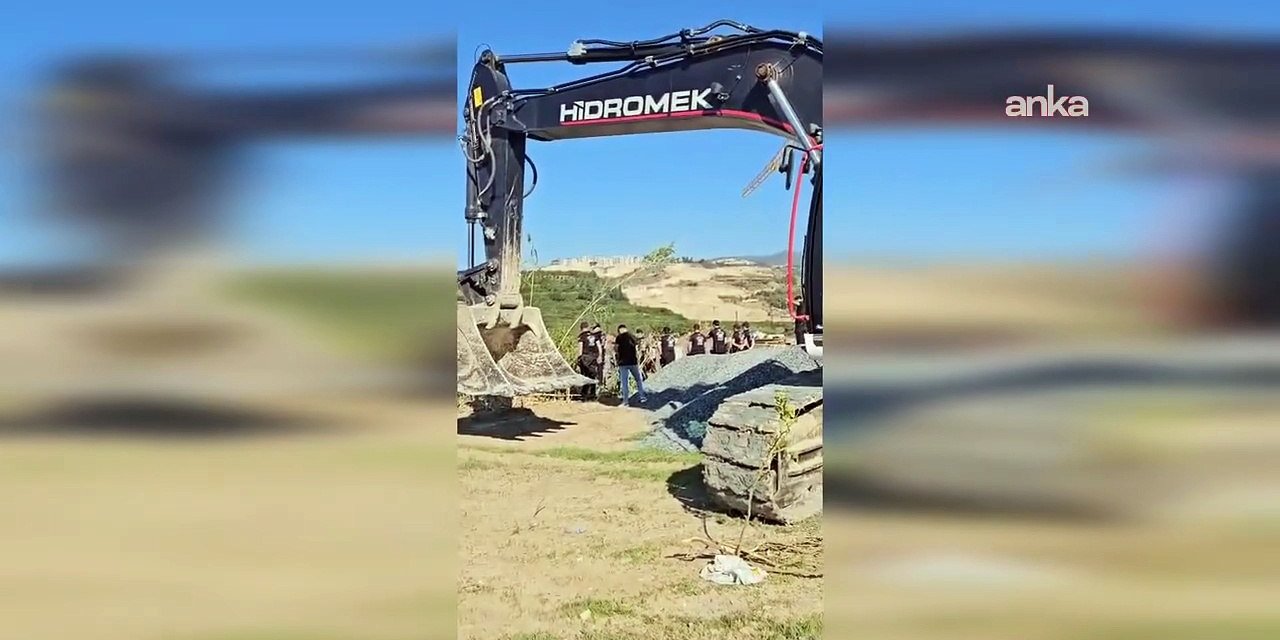 Kurtderesi'ne polis eşliğinde kepçe girdi