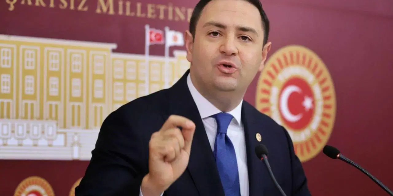 CHP'li Akdoğan'dan dikkat çeken paylaşım: 'Koltuktan ansızın kalkılır, rozetler birden çıkarılır...'