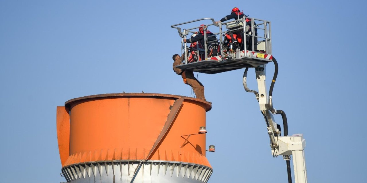 İzmir İtfaiyesi’nden baş döndüren kurtarma operasyonu