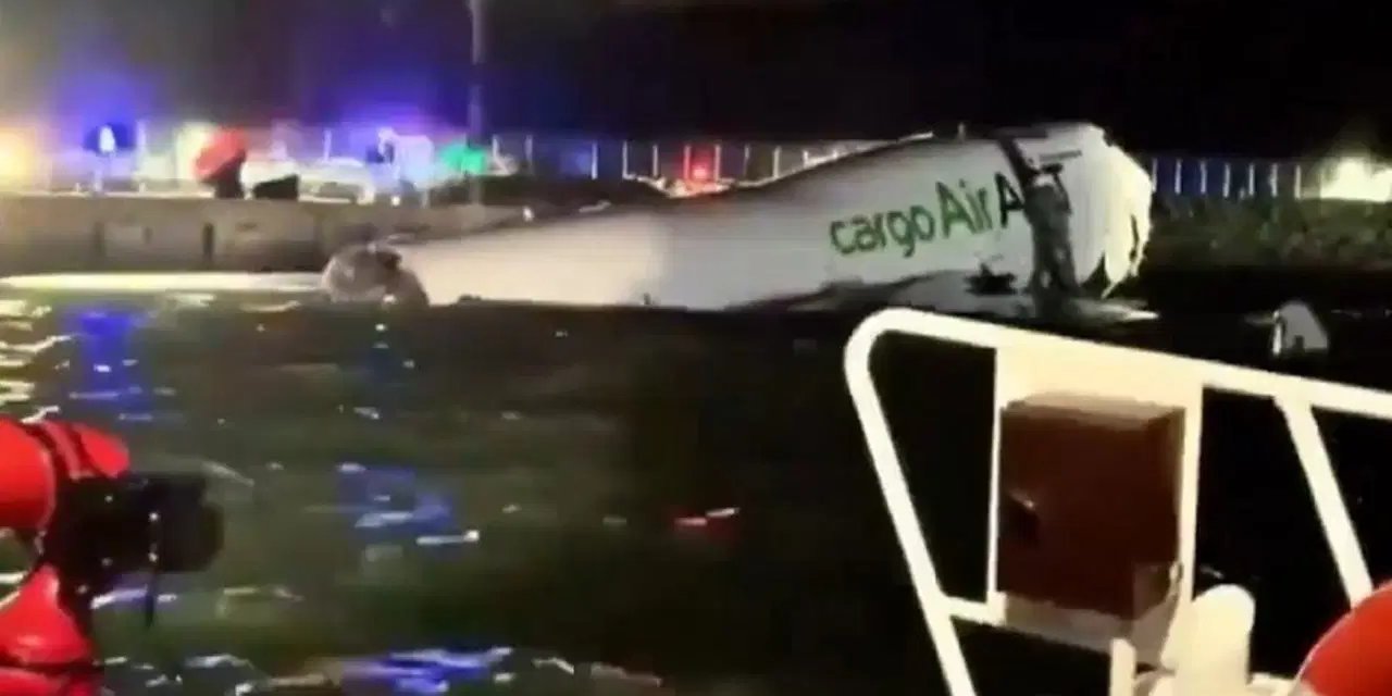 Türk firmasına ait uçak pistten çıkarak denize düştü: 2 ölü!