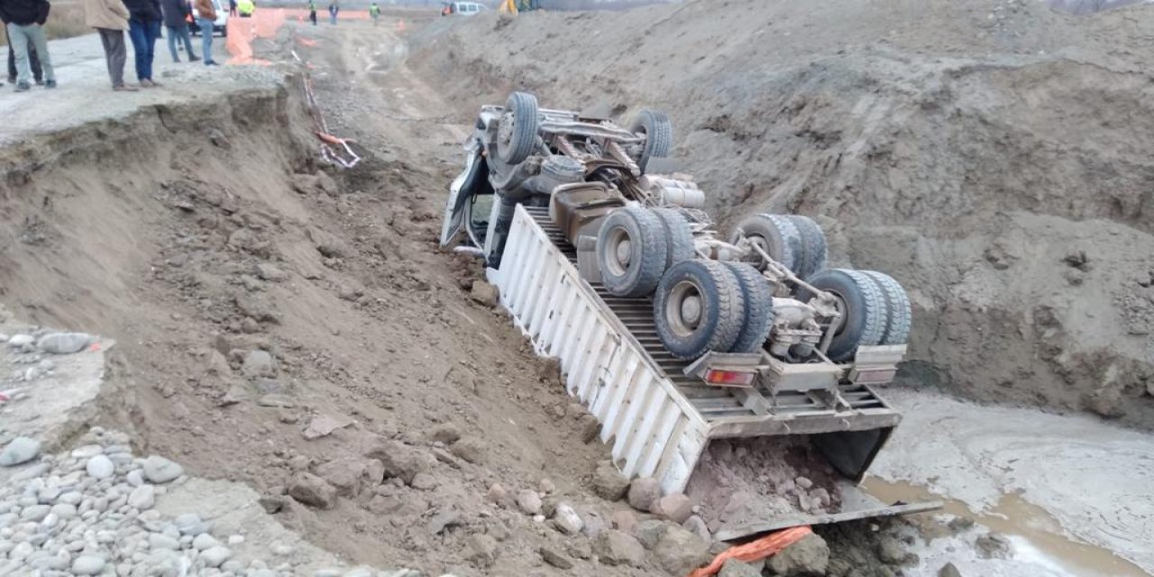 Yol çöktü; kamyon çukura devrildi
