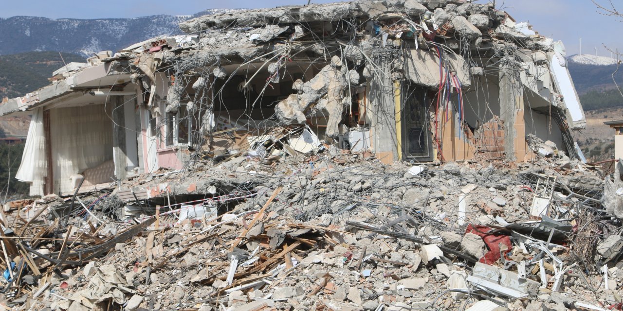 Depremde yıkılan Güven Apartmanı davasında 8 kişiye 22,5 yıla kadar ceza istemi