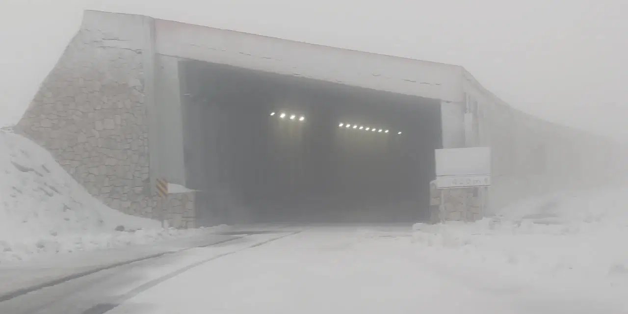 Van'da kar yağışı etkisini artırdı... Meteoroloji'den yeni uyarı!