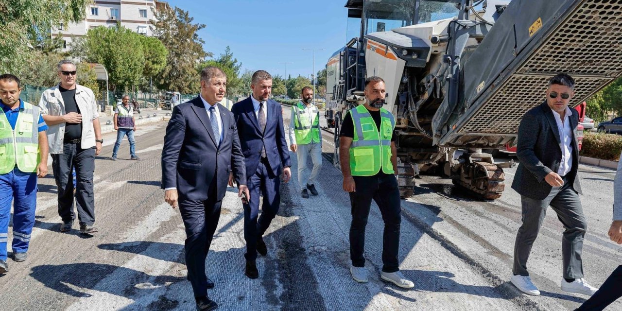 İzmir’in yollarında gece gündüz asfalt çalışması