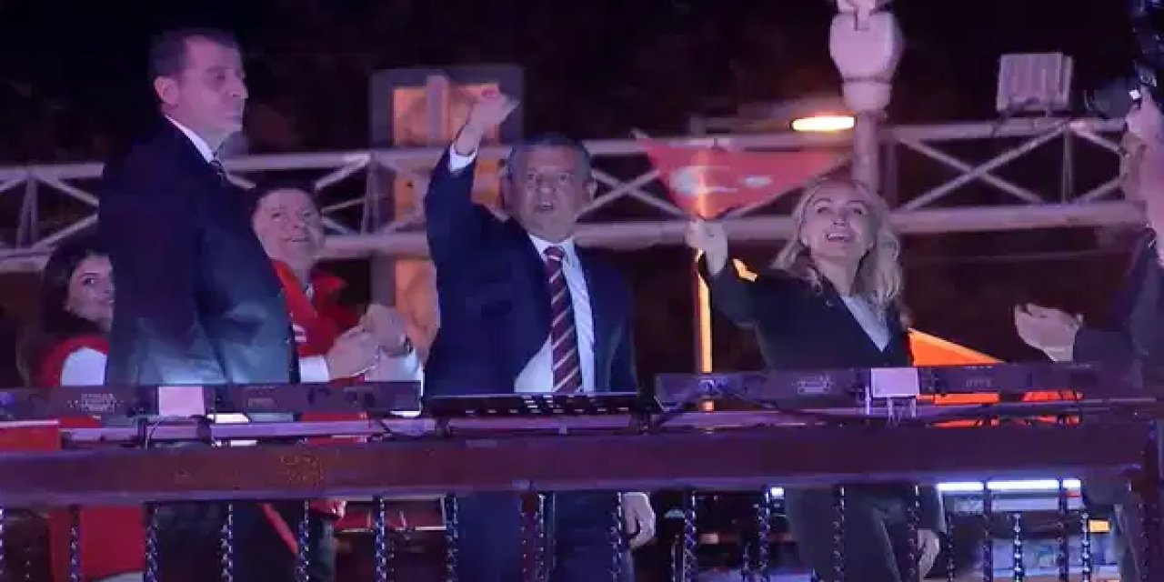 On binler Kadıköy'de Cumhuriyet için yürüdü! Özgür Özel'den dikkat çeken 'laiklik' vurgusu!