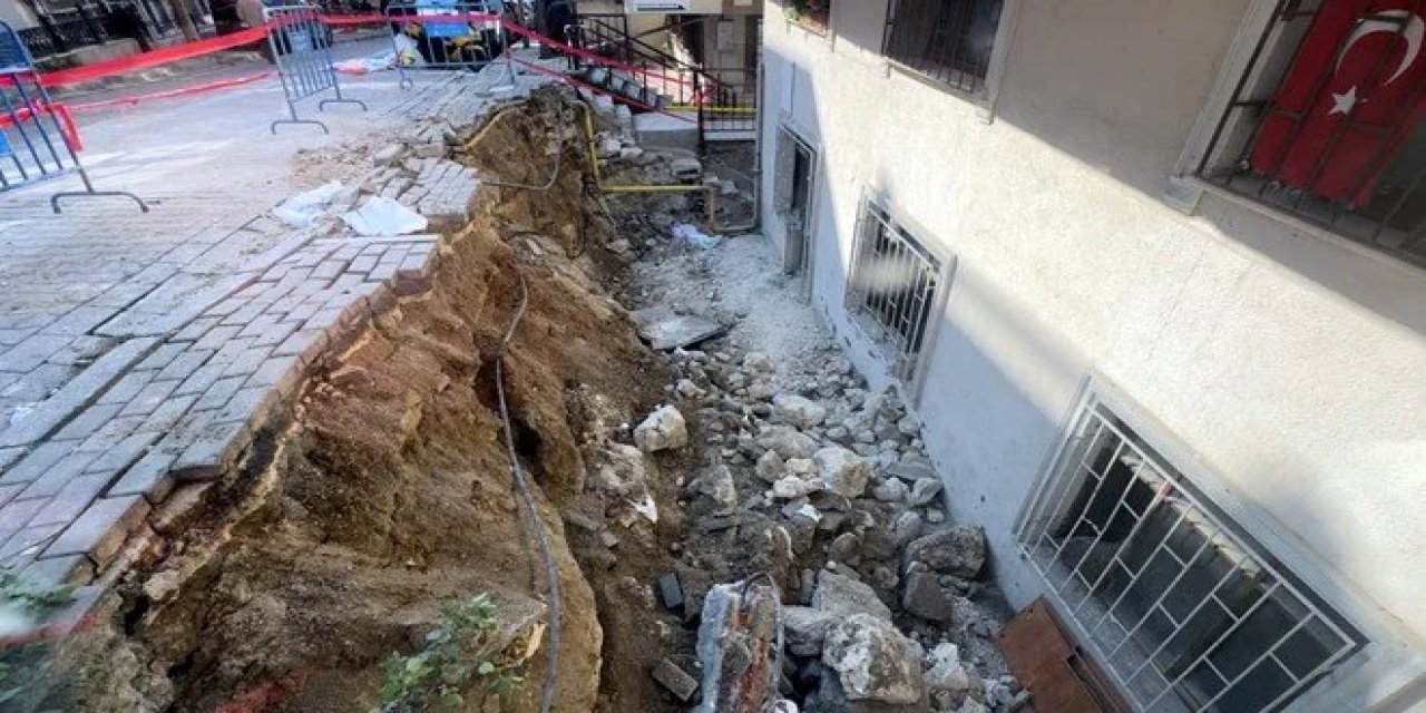 İstinat duvarı, dört katlı binanın bahçe katına çöktü