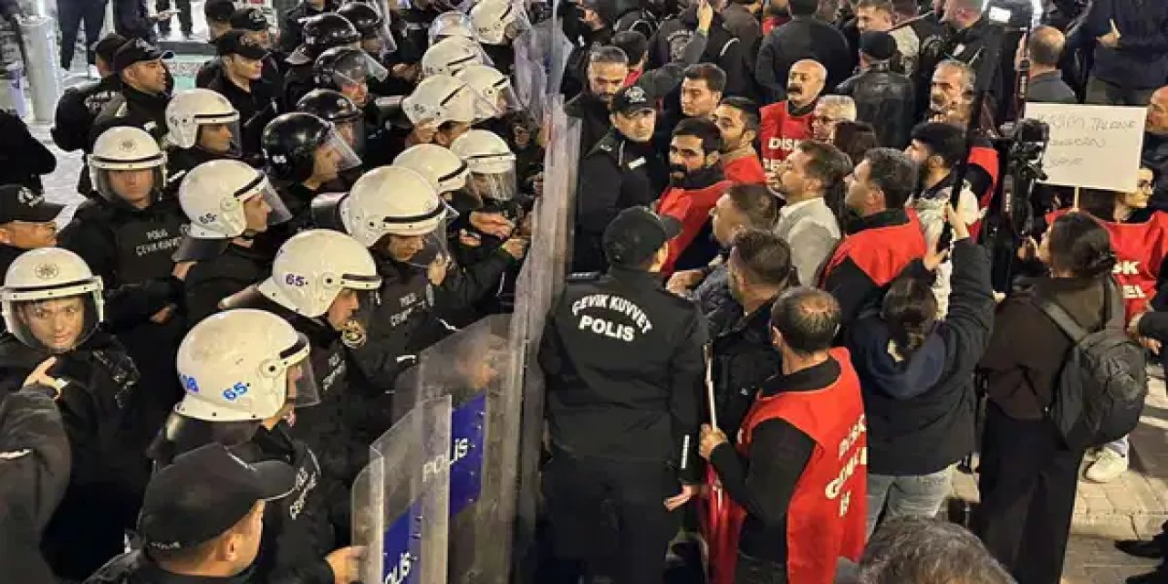 Van'da işten çıkarılan belediye işçileri 100. günde yürüyüşleri engellenince oturma eylemi başlattı