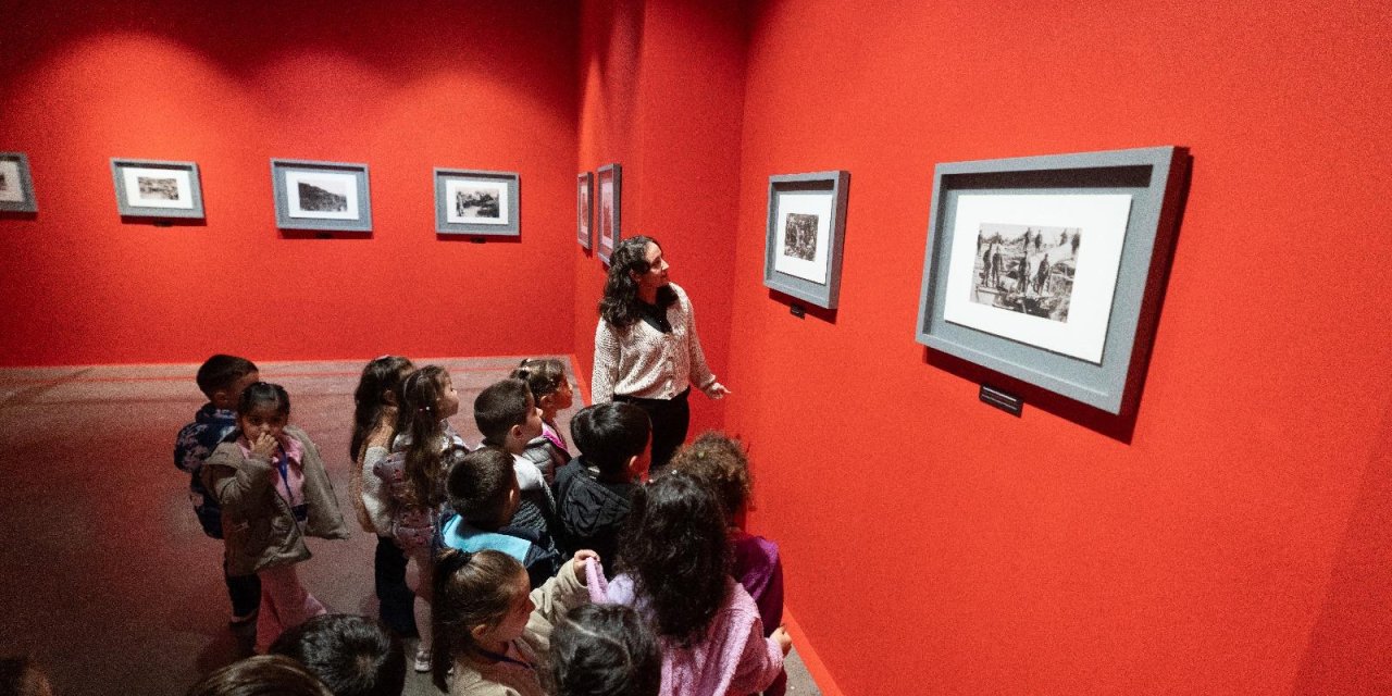 Sevginin en saf hali küçücük ellerde sergiye dönüştü