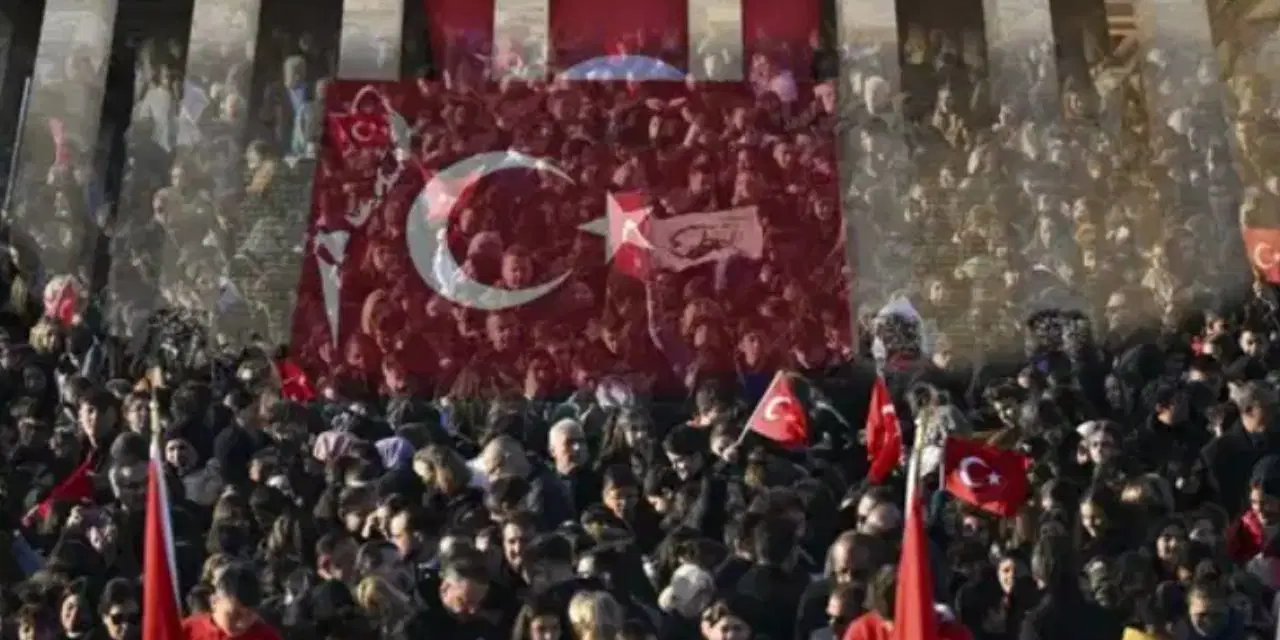 Türkiye Ata'sını andı: Saat 9'u 5 geçe tüm yurtta hayat durdu...