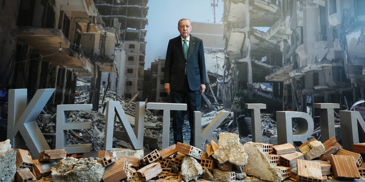 Erdoğan sergide enkaz önünde poz verdi... CHP'den tepki geldi: '23 yılı daha iyi özetleyen bir kare olamaz!'