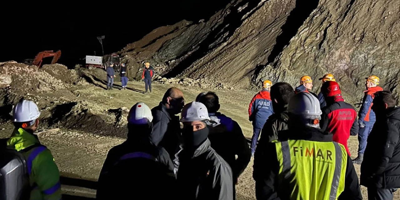Divriği'de göçük altında kalan şantiye müdürünü arama çalışmaları sürüyor