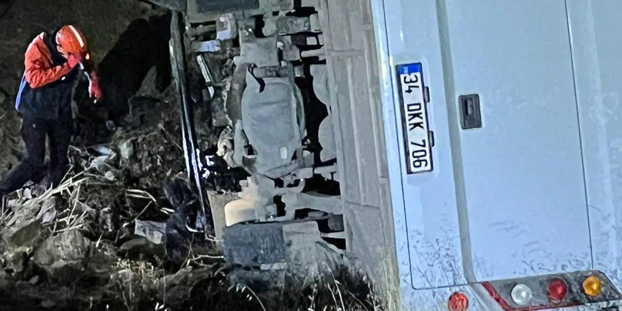 Siirt'te maden işçilerini taşıyan midibüs uçuruma yuvarlandı: 2'si ağır 15 yaralı