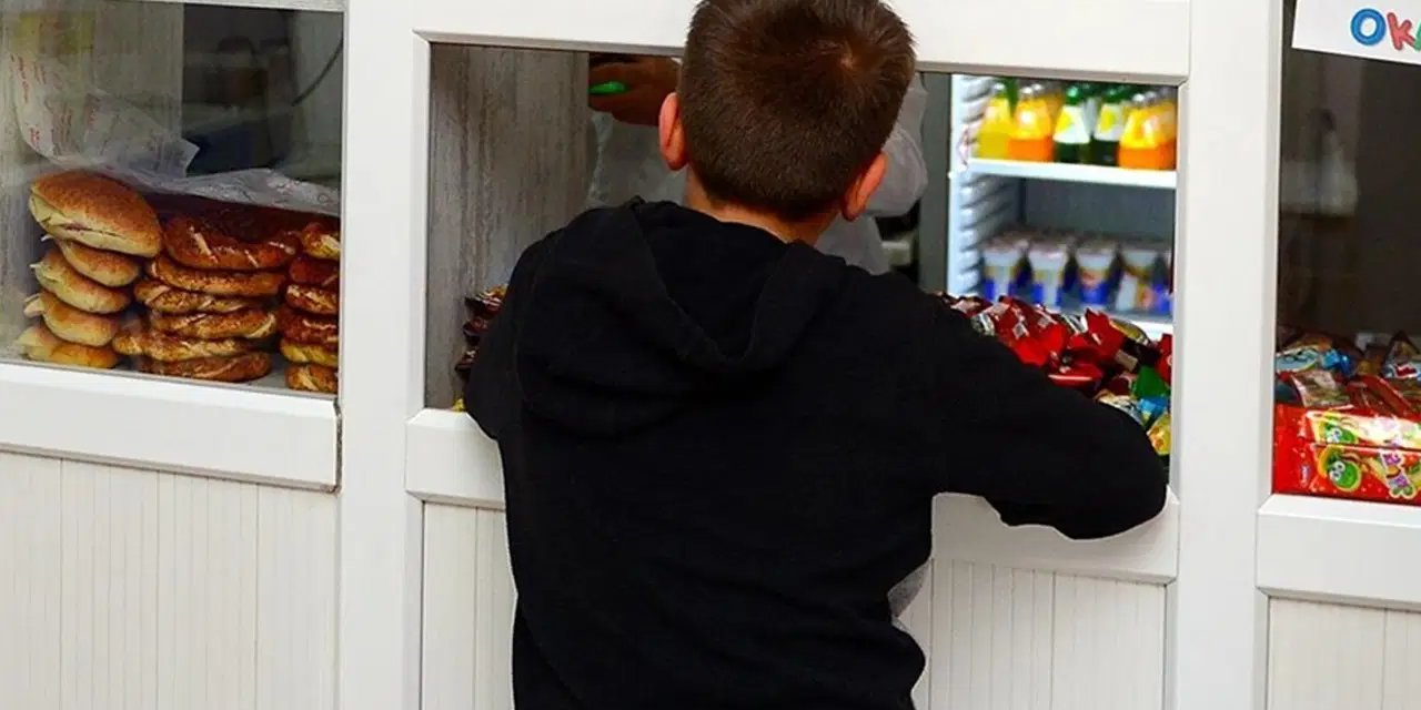 Başakşehir’de 30 öğrenci hastanelik oldu: Kantinci çift gözaltında!