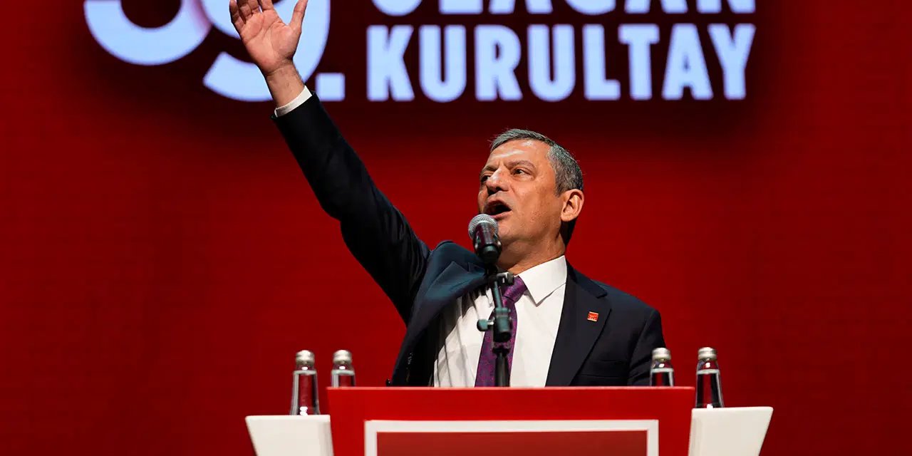 Özgür Özel'den Kurultay'da tarihi konuşma... Söz verdi, salonu ayağa kaldırdı: 'CHP'de arınma' söylemlerine yanıt verdi